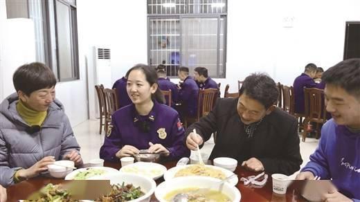 消防站吃瓜,揭秘消防员们的休闲时光